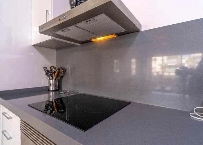 Espanhouse Caroline تورّيفيِخا